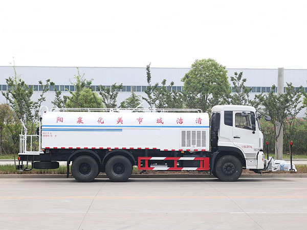 东风天龙路面清洗车