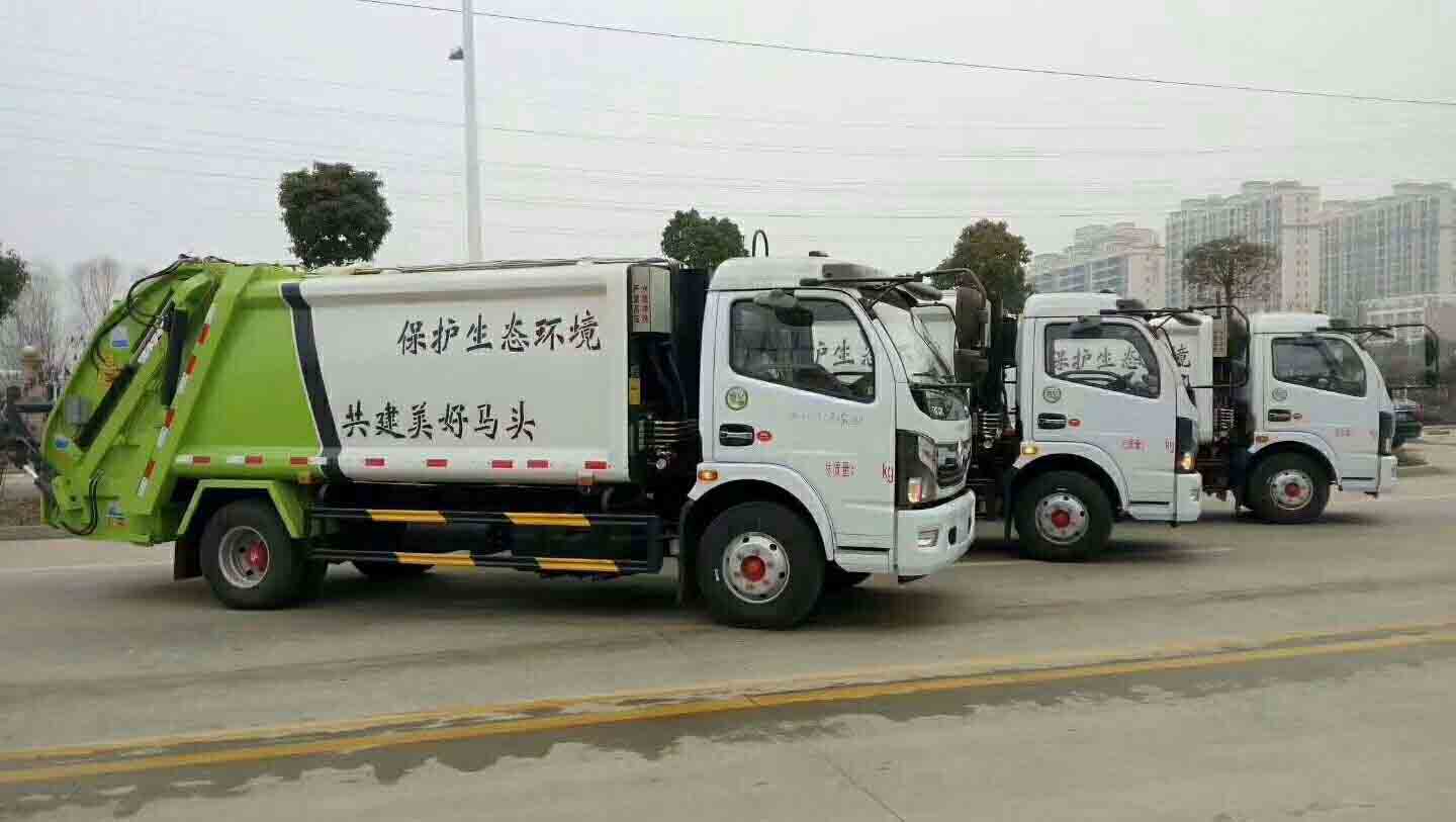 三台垃圾车发往四川