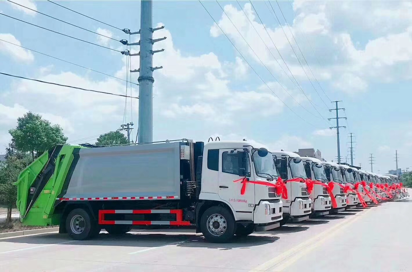 甘肃省兰州市政府采购环卫垃圾车发车
