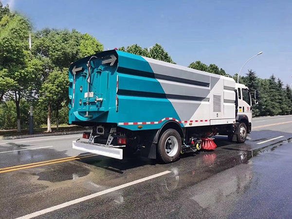 重汽豪沃洗扫车