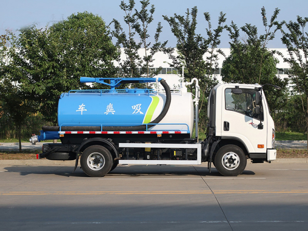 大运吸粪车